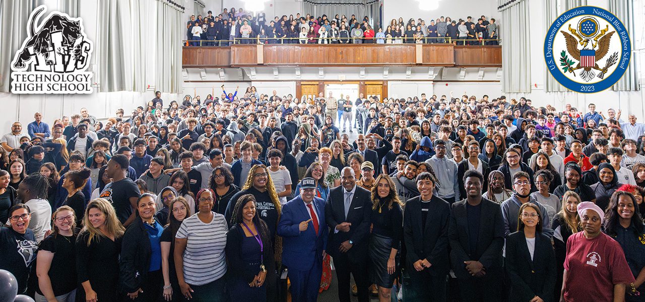 Assistant Superintendent of High Schools Maria Ortiz, Superintendent Roger León, Principal Edwin Reyes of Technology High School, Senator Teresa Ruiz, students and staff celebrate Blue Ribbon status