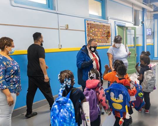 Superintendent León greets students on first day of school